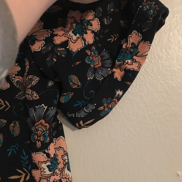 ๐HP๐ NWOT Floral top w/ lace up back - Picture 4 of 7